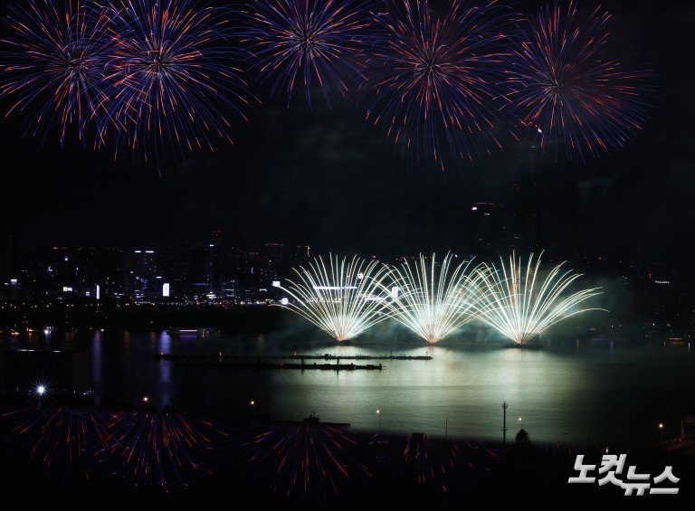 가을 밤 수놓은 화려한 불꽃