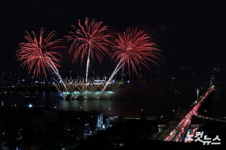 가을 밤 수놓은 화려한 불꽃