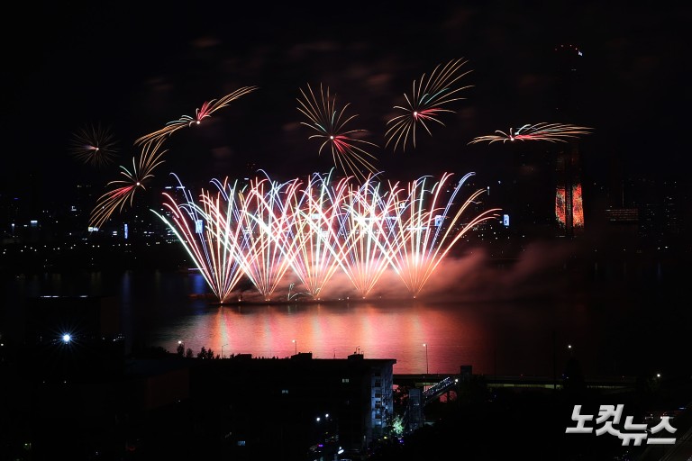 가을 밤 수놓은 화려한 불꽃