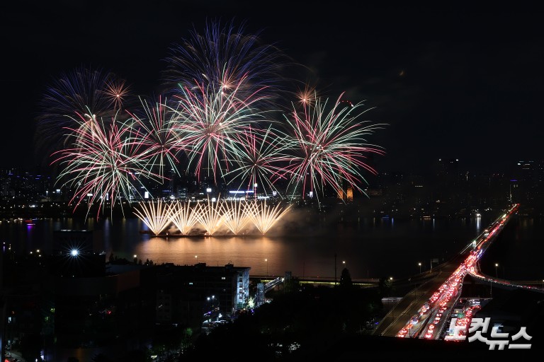 가을 밤 수놓은 화려한 불꽃