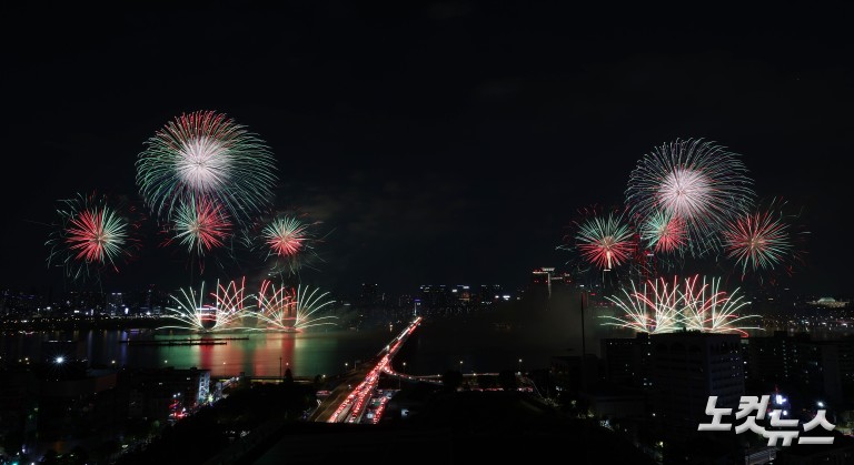 가을 밤 수놓은 화려한 불꽃