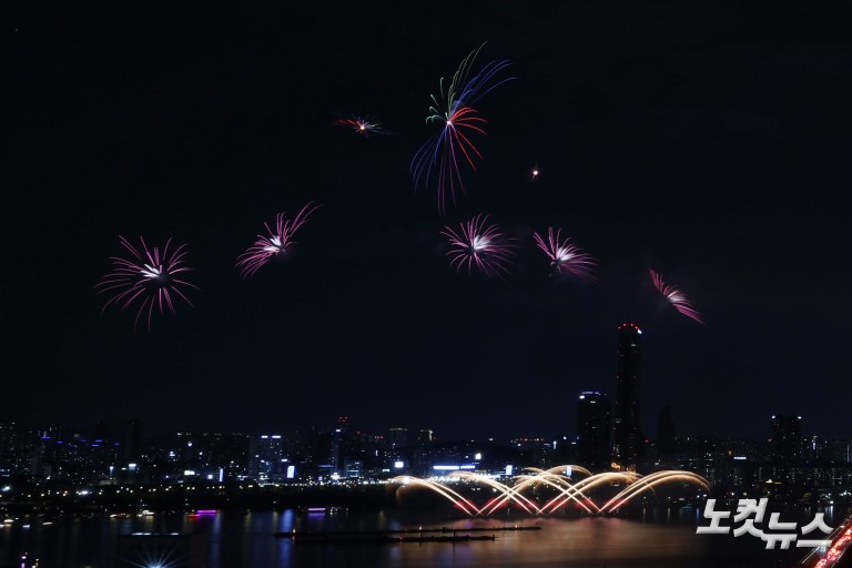 가을 밤 수놓은 화려한 불꽃