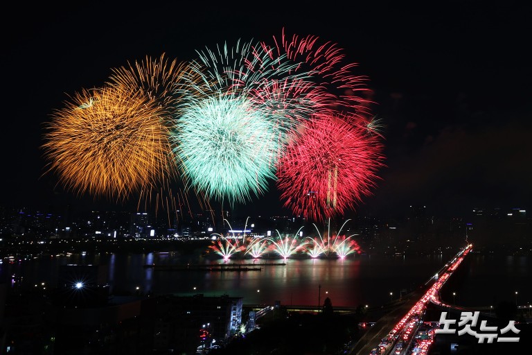 가을 밤 수놓은 화려한 불꽃