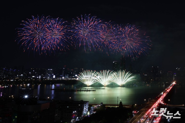 가을 밤 수놓은 화려한 불꽃