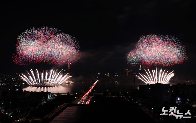 가을 밤 수놓은 화려한 불꽃