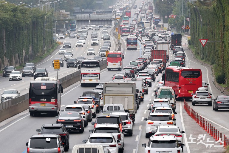 추석 연휴 첫날, 귀성길 정체 본격화