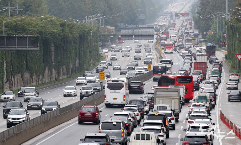 추석 연휴 첫날, 귀성길 정체 본격화