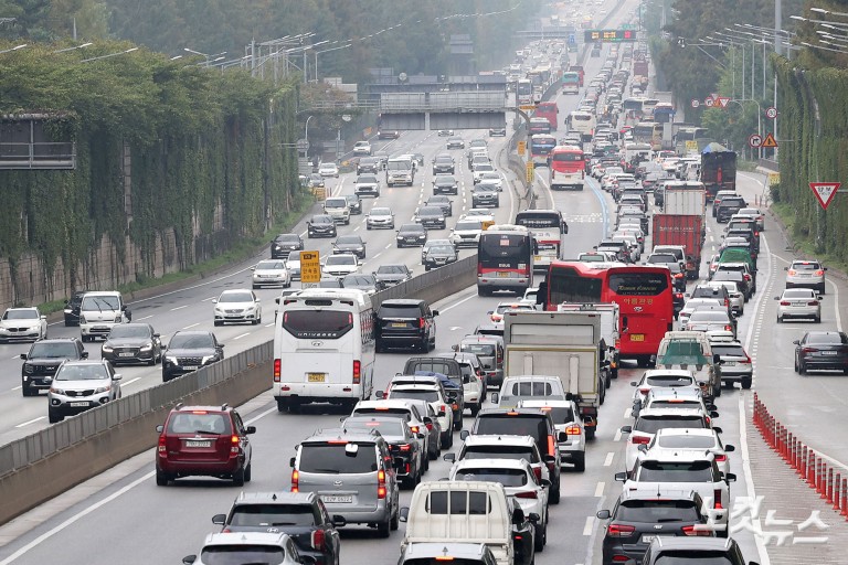 추석 연휴 첫날, 귀성길 정체 본격화