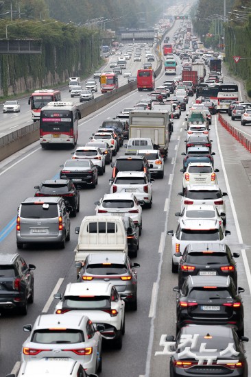 추석 연휴 첫날, 귀성길 정체 본격화