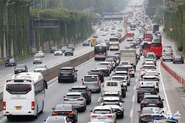 추석 연휴 첫날, 귀성길 정체 본격화