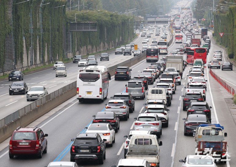 추석 연휴 첫날, 귀성길 정체 본격화