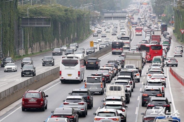추석 연휴 첫날, 귀성길 정체 본격화