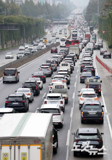 추석 연휴 첫날, 귀성길 정체 본격화