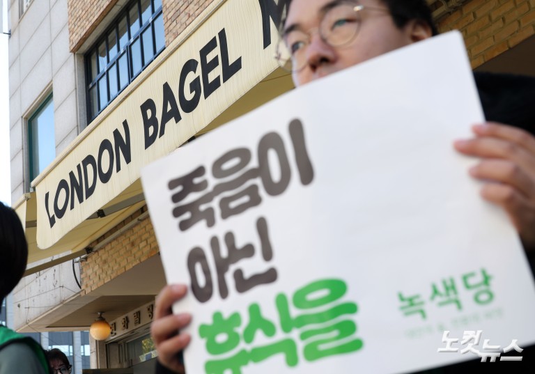 과로사 논란에도 붐비는 런던베이글뮤지엄