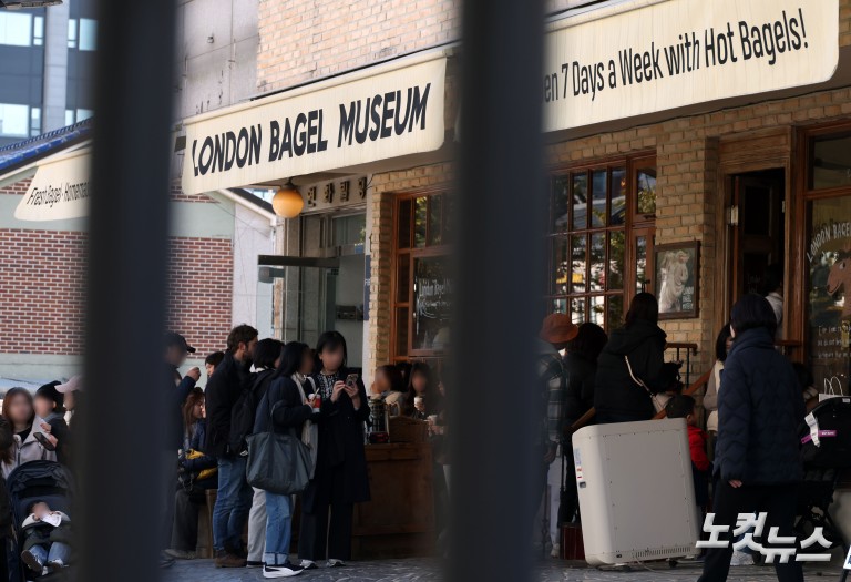 과로사 논란에도 붐비는 런던베이글뮤지엄