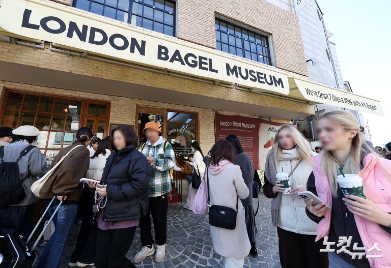 과로사 논란에도 붐비는 런던베이글뮤지엄