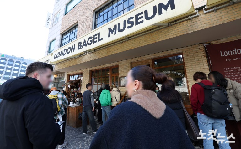과로사 논란에도 붐비는 런던베이글뮤지엄