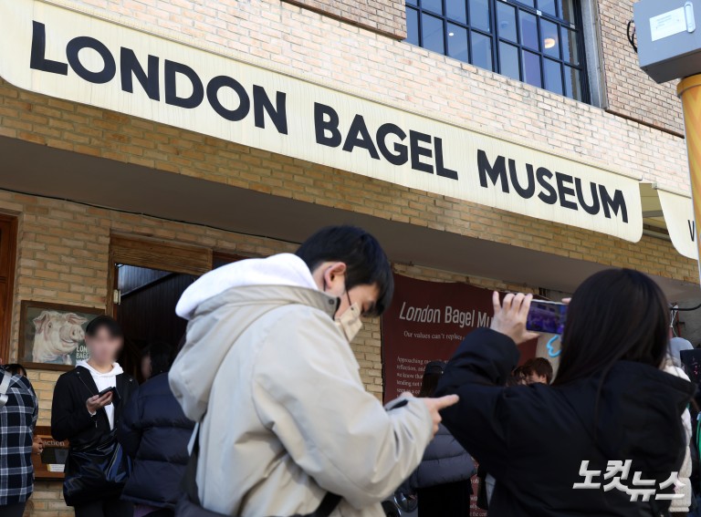 과로사 논란에도 붐비는 런던베이글뮤지엄