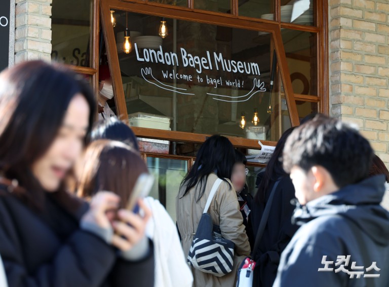 과로사 논란에도 붐비는 런던베이글뮤지엄