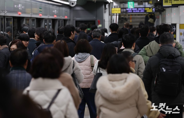 서울 지하철 노조 준법운행 첫날