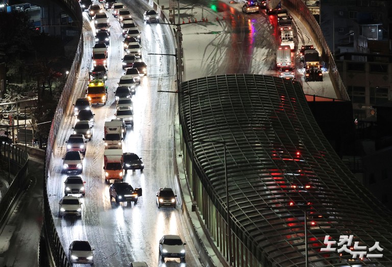 첫눈부터 폭설...내부순환로 진입로 전면 통제
