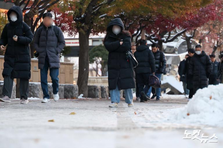 폭설로 얼어버린 인도