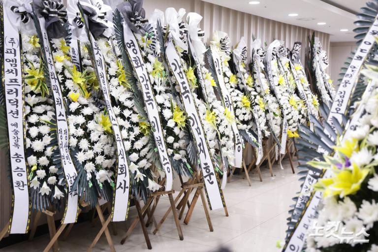 '국민배우' 안성기 별세...향년 74세