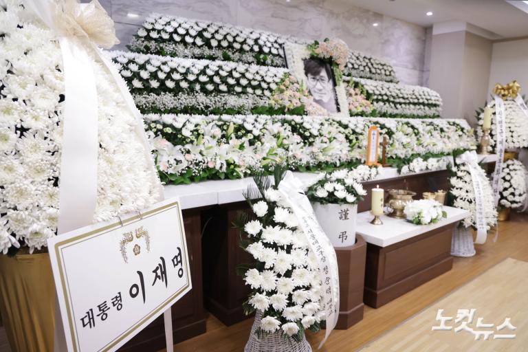 '국민배우' 안성기 별세...향년 74세