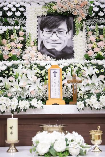 '국민배우' 안성기 별세...향년 74세