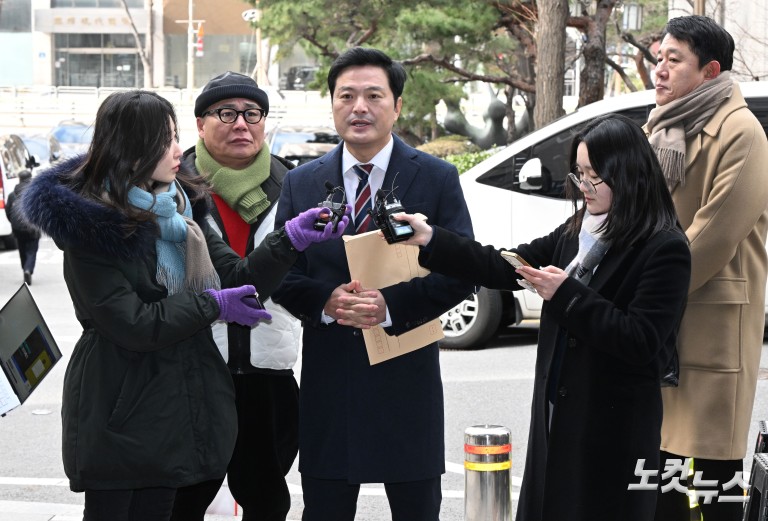 경찰, '강선우 공천헌금 의혹' 김태우 고발인 조사