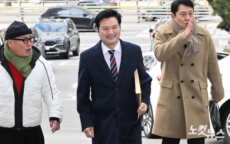 경찰, '강선우 공천헌금 의혹' 김태우 고발인 조사