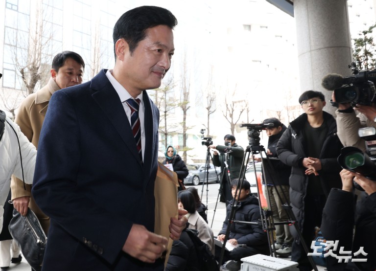 경찰, '강선우 공천헌금 의혹' 김태우 고발인 조사