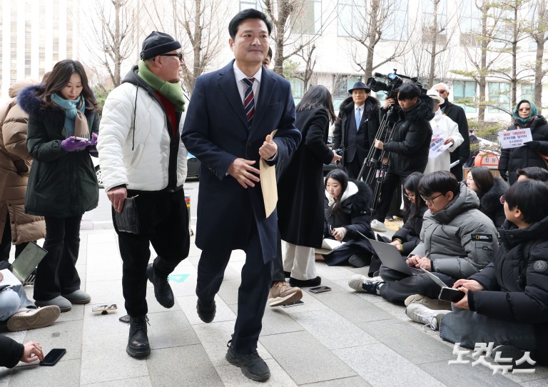 경찰, '강선우 공천헌금 의혹' 김태우 고발인 조사