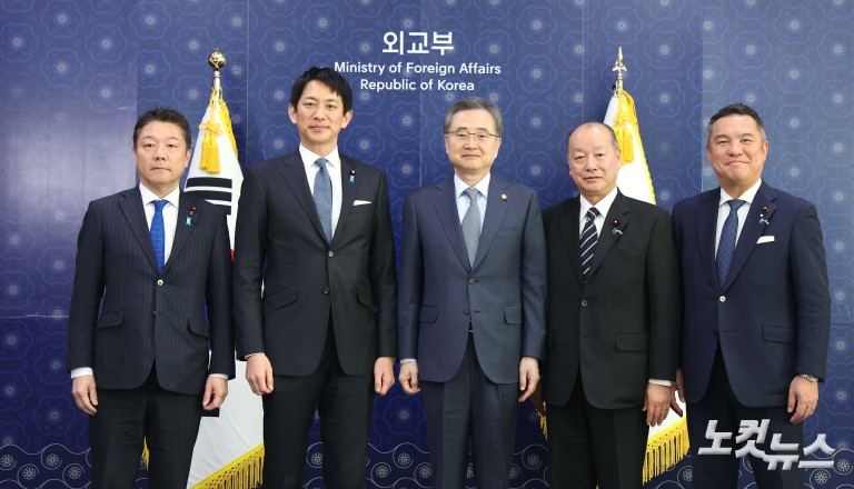 조현 장관, 고바야시 접견