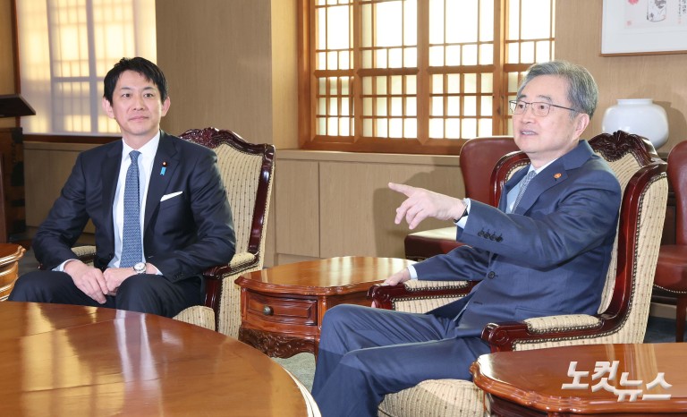 조현 장관, 고바야시 접견