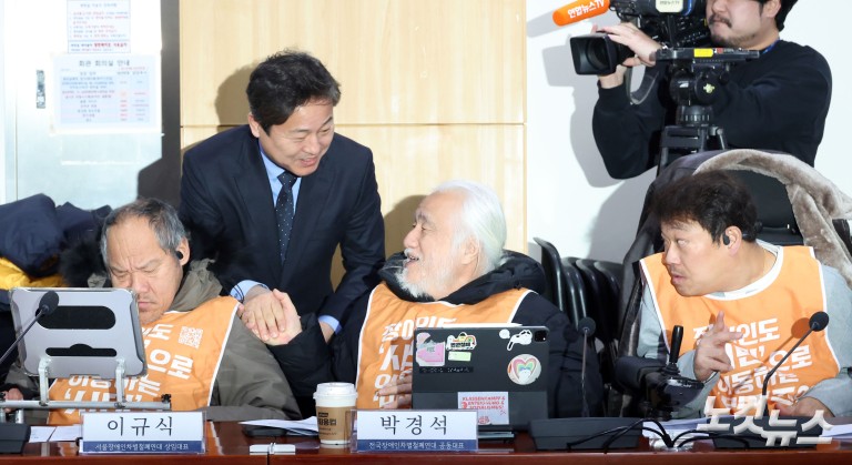 '전장연' 만난 민주당 서울시장 후보군