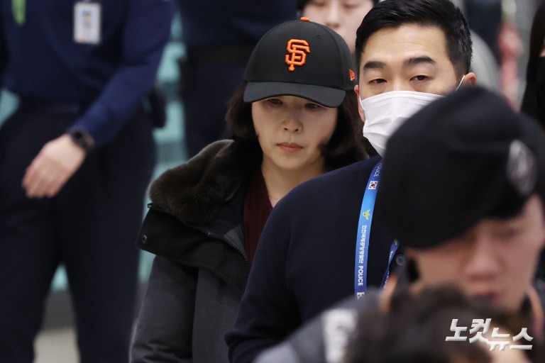 '강선우 1억 공천 헌금' 김경, 귀국