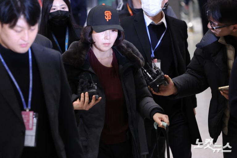 '강선우 1억 공천 헌금' 김경, 귀국