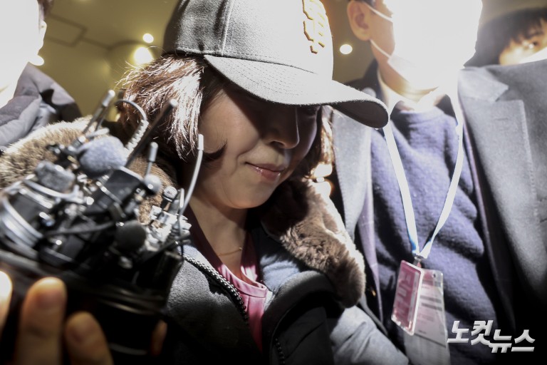 '강선우 1억 공천 헌금' 김경, 귀국