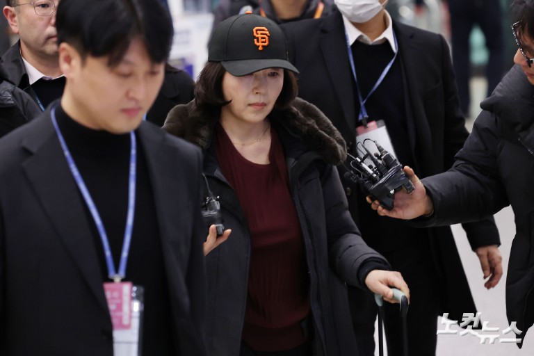 '강선우 1억 공천 헌금' 김경, 귀국