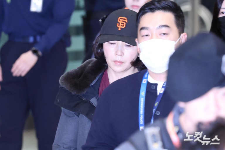 '강선우 1억 공천 헌금' 김경, 귀국