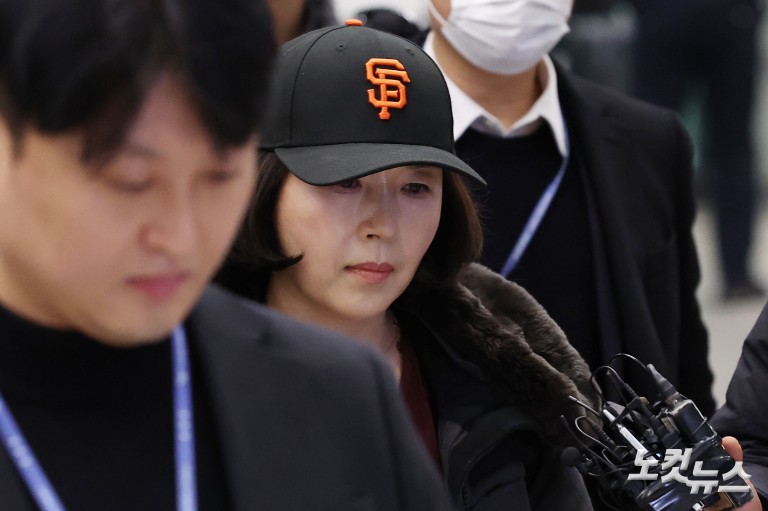 '강선우 1억 공천 헌금' 김경, 귀국