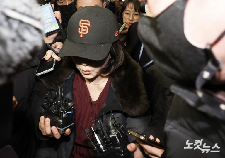 '강선우 1억 공천 헌금' 김경, 귀국