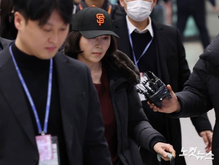 '강선우 1억 공천 헌금' 김경, 귀국