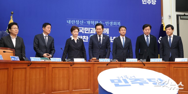 정청래 대표, 신임 원내대표·최고위원들과 최고위원회의