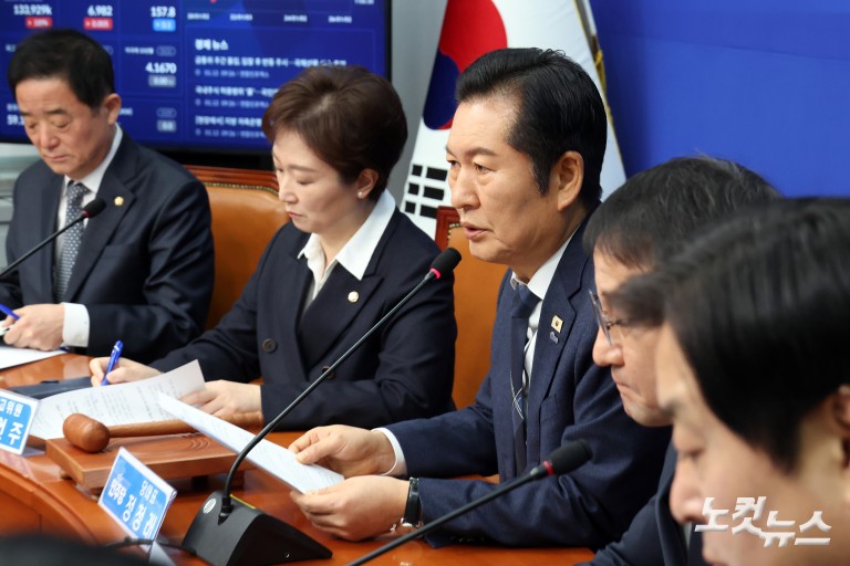 정청래 대표, 신임 원내대표·최고위원들과 최고위원회의