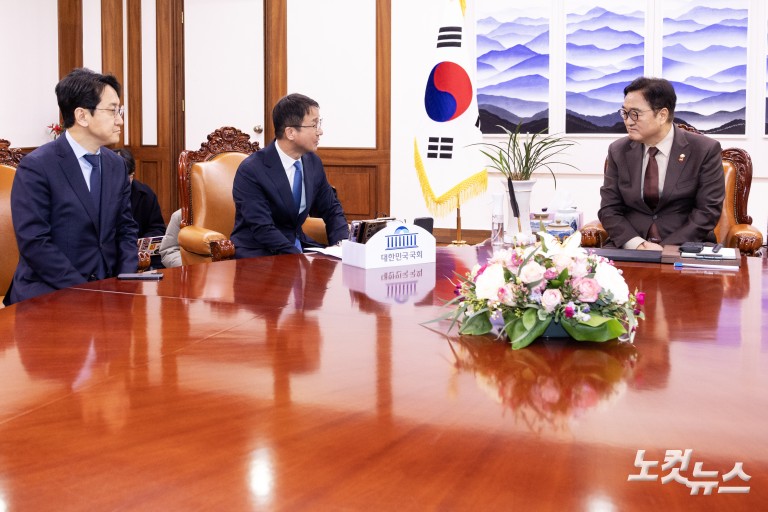 민주당 한병도 신임 원내대표, 우원식 국회의장 예방