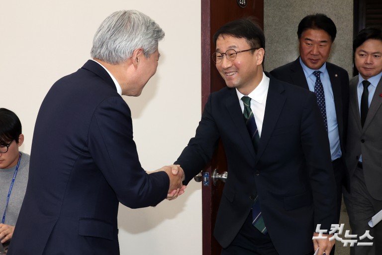 조국혁신당 서왕진 원내대표 찾은 민주당 한병도 원내대표
