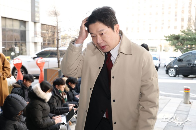 진종오 의원, '김경 종교단체 동원 의혹' 고발인 조사