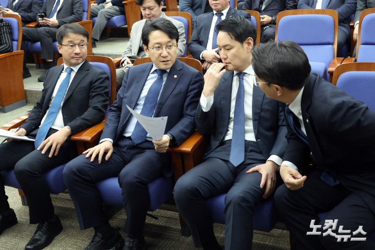 더불어민주당 의원총회